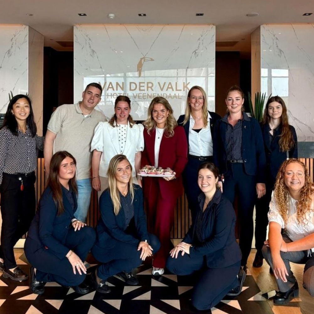 Erbe team met medewerkers poseren in modern kantoor