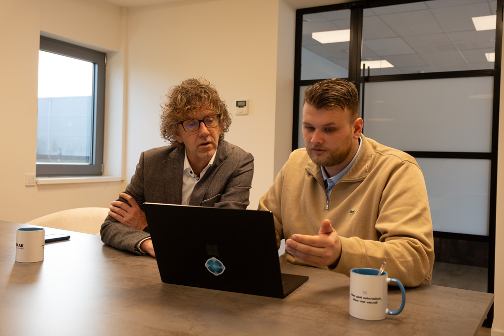 Consultant helpt klant met Business Central op laptop