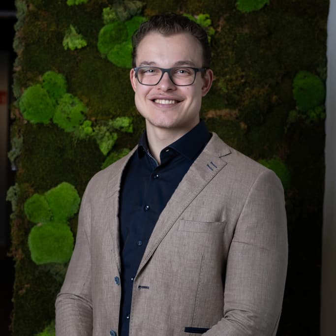 Mats Bijdemast professioneel portret in pak tegen moswand